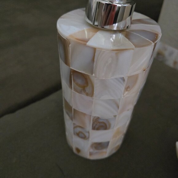 Bathroom Accessories - Picture 2 of 11